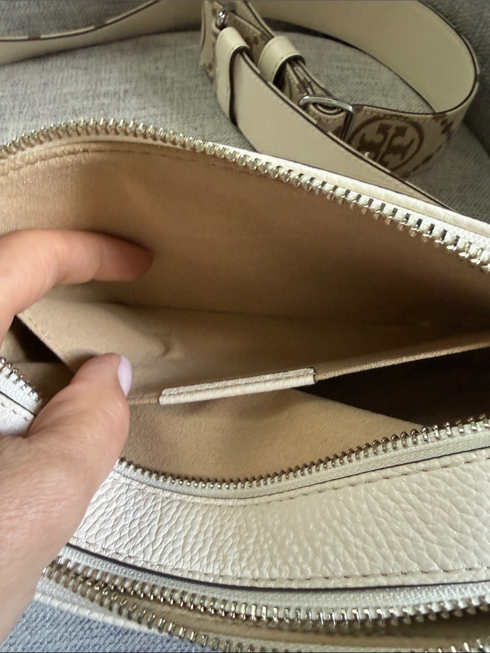 Tory Burch Cream Pebbled Leather Camera Bag with Logo Jacquard Strap - Picture 4 of 8